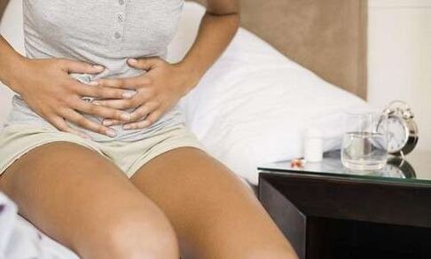 Bauchschmerzen können die Ursache für das Vorhandensein von Parasiten im Körper sein. 
