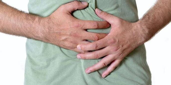 Bauchschmerzen können ein Symptom für Helminthiasis sein. 