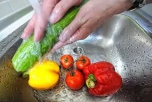 Gemüse waschen, um Parasitenbefall zu vermeiden