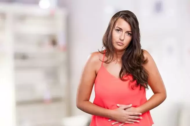 Würmer im Körper einer Frau verursachten Verdauungsprobleme