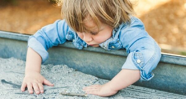Das Kind spielt im Sandkasten und infiziert sich mit Würmern